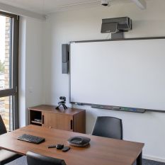 Kleiner Besprechungsraum mit Smart Board
