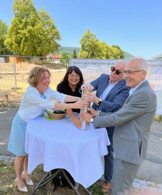 Beim Befüllen der Zeitkapsel. Von links nach rechts: Schulleiterin Frau Messerschmid, Schulleiterin Frau Braun, Herr Landrat Wolff und Schulleiter Herr Rimbach