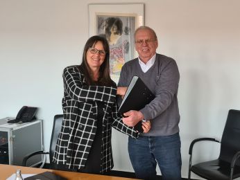 Vertragsunterzeichnung für den Neubau von zwei Sporthallen