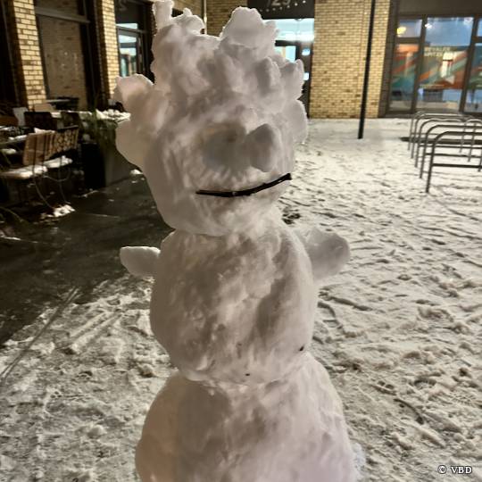 Schneefrau auf dem Vorplatz