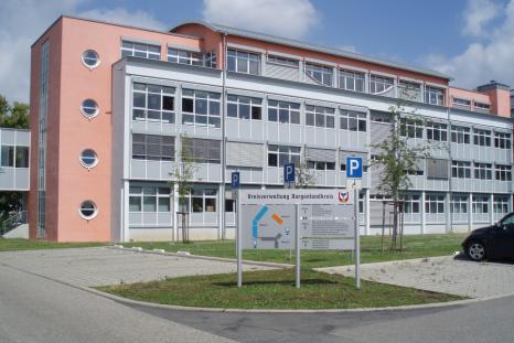 Für den Ergänzungsbau der Kreisverwaltung wurden die Leistungen Bauen und Finanzieren aus einer Hand auf Grundlage einer bereits erstellten Planung ausgeschrieben  (Bilder: Pressestelle des Burgenlandkreises)