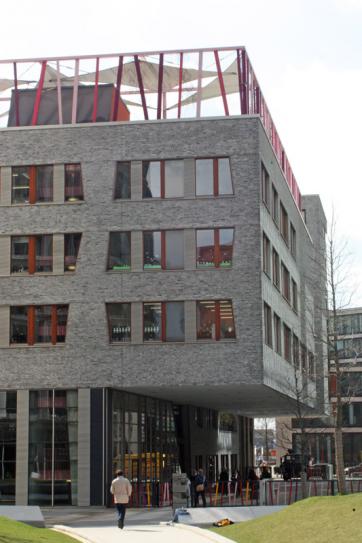 Der Eingang des neuen Gebäudes führt in das helle und farbenfrohe Foyer der Schule.