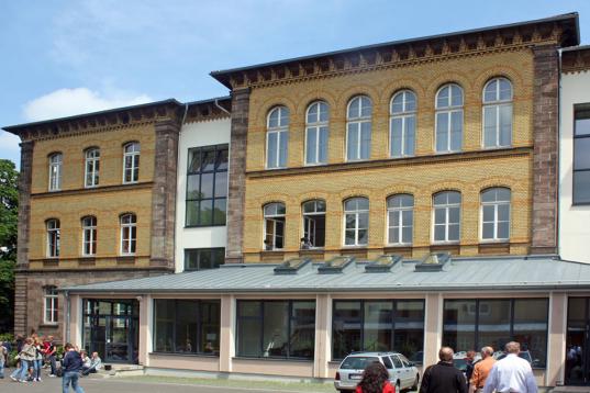 Das Bestandsgebäude wurde im Rahmen des ÖPP-Projektes saniert  (Bilder: BAM Deutschland AG)