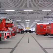 Die neue Fahrzeughalle mit angeschlossenen Werkstätten für alle Einsatzfahrzeuge.