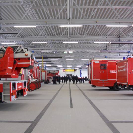 Die neue Fahrzeughalle mit angeschlossenen Werkstätten für alle Einsatzfahrzeuge.