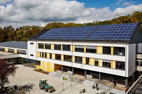 Der ehemalige „Neubau“ kurz vor der Fertigstellung der Außenanlagen, anschließend wurde der ehemalige „Altbau“ saniert.