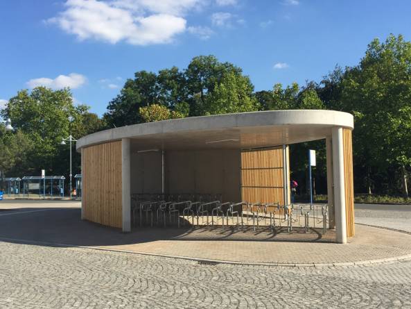 Die Neugestaltung von Teilen des Bahnhofsvorplatzes war Teil der Planungs- und Bauaufgabe von Bilfinger als Generalübernehmer.