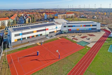 Das große Schulgelände mit Eingangsbereich der neuen Gemeinschaftsschule Greußen (Bilder: Fotograf Dennis Neuschäfer-Rube)