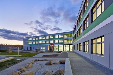 Aussenansicht  mit Schulgelände des Neubaus Grundschule Hoppegarten bei Berlin (Bilder: Fotograf Jens Gerber) 