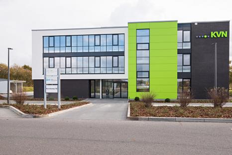 Durch die Umsetzung des „Standortbürogebäudes“ an allen Standorten der KVN soll sich der Wiedererkennungswert erhöhen. (Bilder: flatauarchitekten Osnabrück / Firma H. F. Wiebe GmbH & Co. KG)