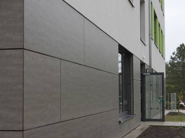 An der Grundschule der Gemeinde Woltersdorf wurde aufgrund der steigenden Schülerzahlen ein Erweiterungsgebäude nach dem ÖPP-Verfahren realisiert.