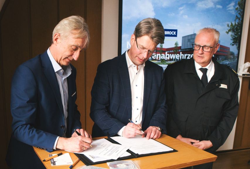 V. l. n. r.: Markus Kellner (Geschäftsführer Depenbrock Partnering GmbH & Co. KG), Dr. Ingo Meyer (Oberbürgermeister der Stadt Hildesheim), Heiko Pfänder (Leiter der Berufsfeuerwehr Hildesheim)