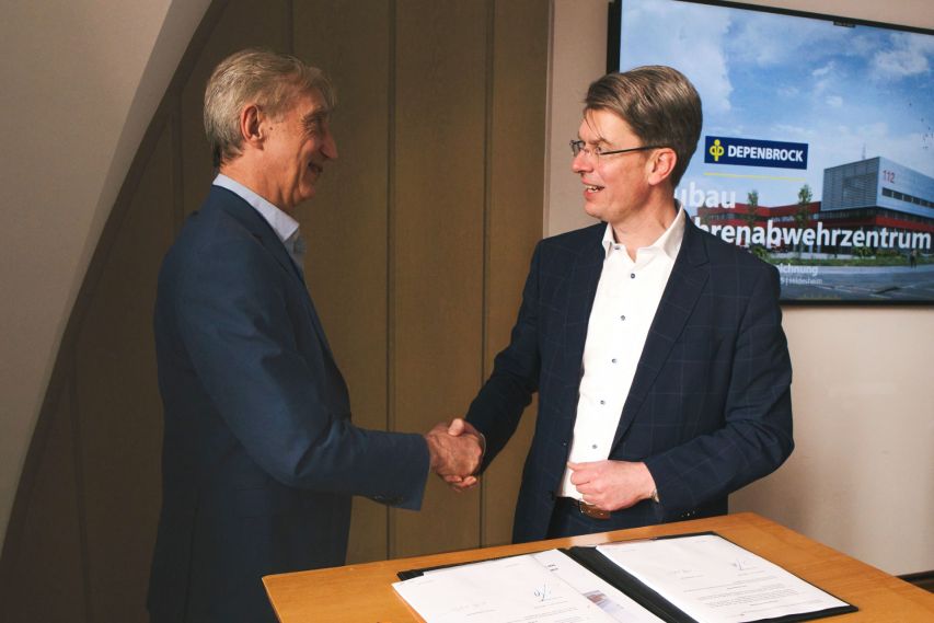 V. l. n. r.: Markus Kellner (Geschäftsführer Depenbrock Partnering GmbH & Co. KG), Dr. Ingo Meyer (Oberbürgermeister der Stadt Hildesheim) 