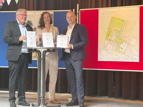 Vertragsunterzeichnung für Schulneubau mit Sporthalle und Archiv in Jork