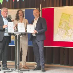 Vertragsunterzeichnung für Schulneubau mit Sporthalle und Archiv in Jork