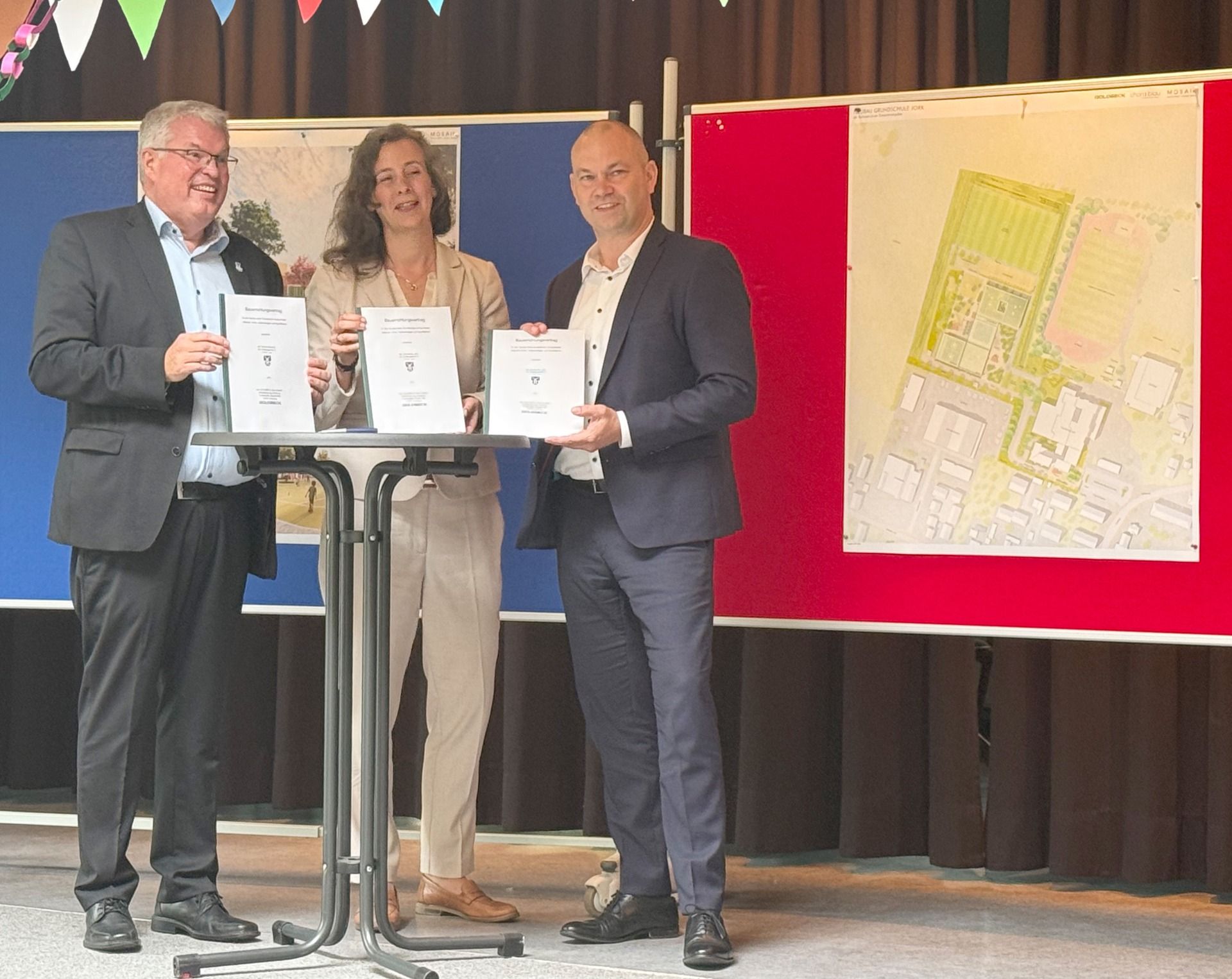 V.l.n.r.: Matthias Riel, Bürgermeister Gemeinde Jork sowie von GOLDBECK Nord Anjani Willing (Niederlassungsleiterin Hamburg) und Mario Kling (Geschäftsführer)